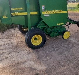 John Deere 467 Round Baler