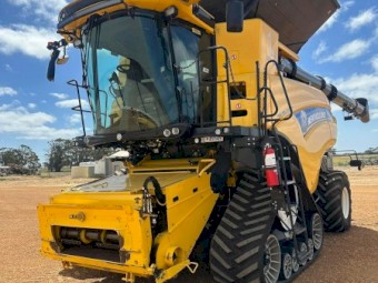 New Holland CR9.90 Header with Front and Trailer