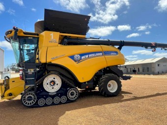 New Holland CR9.90 Header with Front and Trailer