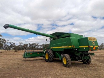 2002 John Deere 9650 CTS Header and 930F Flex Front