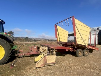 NH Stackliner 1038 Bale Wagon