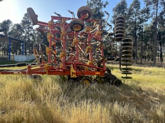 2005 Bourgault Seeder