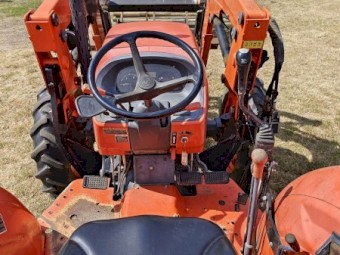 Kubota M7040SUHD ROPS Tractor
