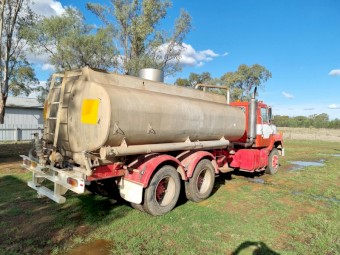 1985 International S Line 2600 Water Truck