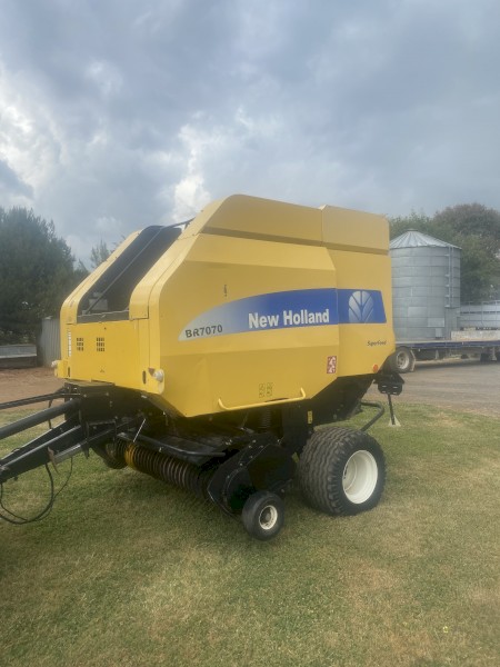 New Holland BR7070 Round Baler
