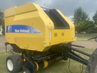 New Holland BR7070 Round Baler
