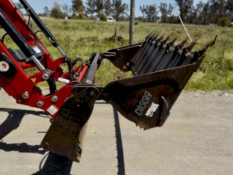 2016 MASSEY FERGUSON DYNA 4 4x4 91hp Tractor fitted with FEL & 4in1 Bucket