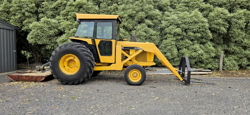 3380 Chamberlain tractor with front end loader