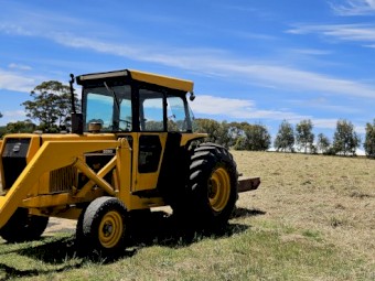 3380 Chamberlain tractor with front end loader