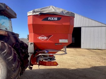 Axis 30.2 fertiliser spreader 