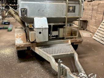 Yellow Kelpie grain feeder/grouper