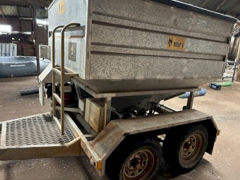 Yellow Kelpie grain feeder/grouper