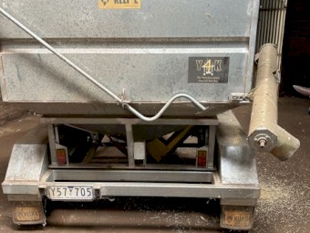 Yellow Kelpie grain feeder/grouper