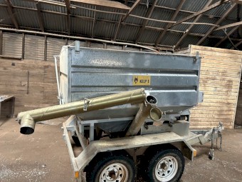 Yellow Kelpie grain feeder/grouper