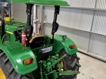 John Deere 5075e FEL