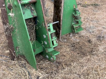 John Deere 640 Front End Loader Quick Hitch Attachment