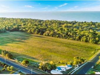 Dual living - 20 Acres - 600 metres to the Beach!