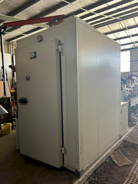 Coolroom with freezing capabilities 