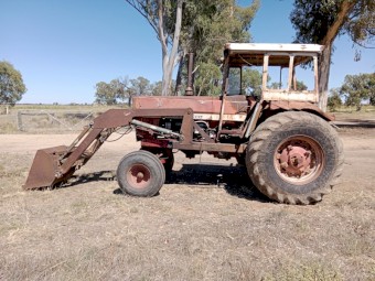 International 766 front end loader tractor 