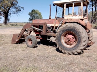 International 766 front end loader tractor 