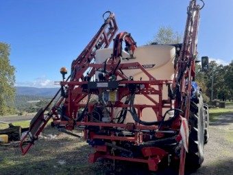 Kuhn Deltis 2 linkage sprayer 
