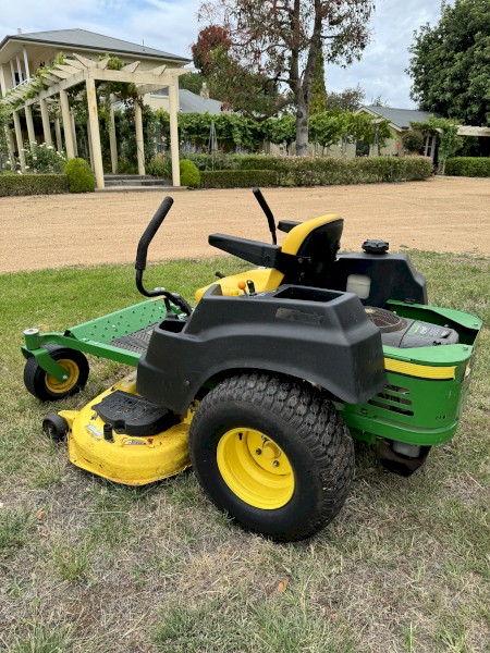 John Deere zero turn - model Z425