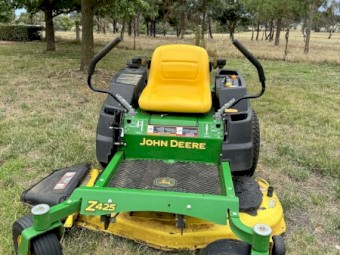John Deere zero turn - model Z425
