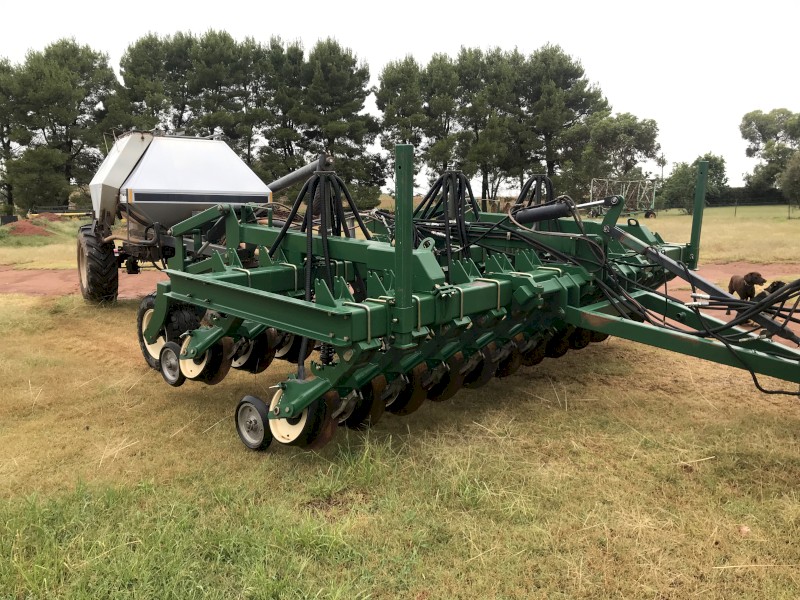 Austil disc seeder with Flexicoil 1330 Air Cart | Farm Tender