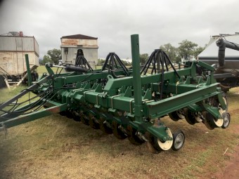 Austil disc seeder with Flexicoil 1330 Air Cart