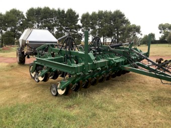 Austil disc seeder with Flexicoil 1330 Air Cart