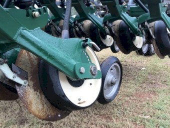 Austil disc seeder with Flexicoil 1330 Air Cart