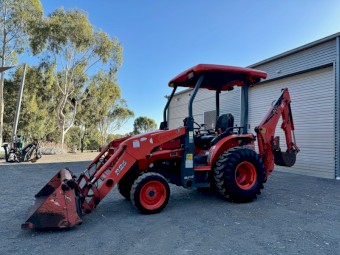 Kubota B26 Tractor / Loader / Backhoe