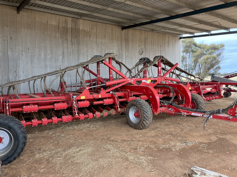 12m Horsch Sprinter and 3 bin cart | Farm Tender