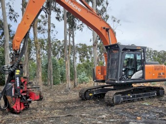 2017 Hitachi 260LC with Waratah 616C Header and controller