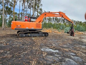 2017 Hitachi 260LC with Waratah 616C Header and controller