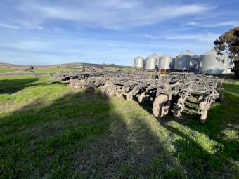 2010 Flexicoil PD5700-50 double shoot paralink seeder and 2850 variable rate cart