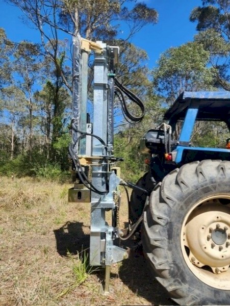 ELGRA HYDRAULIC PERCUSSION POST DRIVER HI LIFT 3.6MTRS UNDER THE TAMPER PAD.