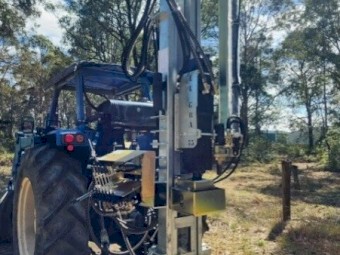 ELGRA HYDRAULIC PERCUSSION POST DRIVER HI LIFT 3.6MTRS UNDER THE TAMPER PAD.