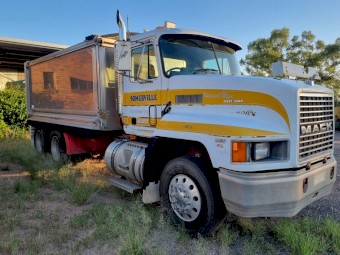 Mack CHR Bogie Tipper 400VMAC