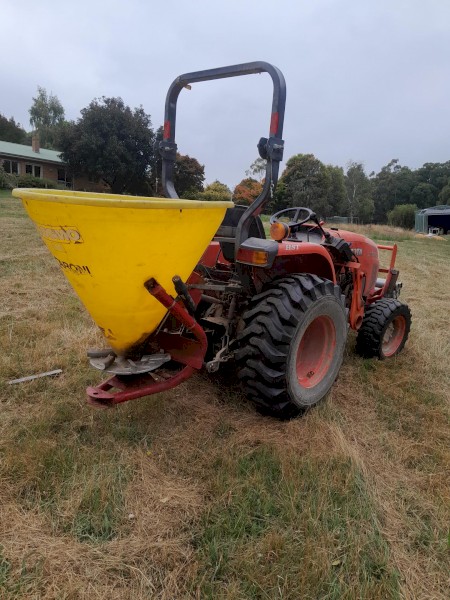 Cosmo  fertilizer/ seed spreader