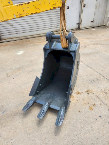 Excavator Bucket. 600mm Salmon GP. 60mm pins @ 360 Centres. Great Condition.