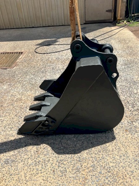 Excavator Bucket. 800mm GP Bucket. 50mm pins @ 300 centres. Suit 8-10 Tonner.