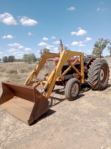 International 564 Tractor Loader