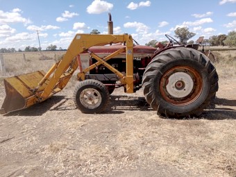 International 564 Tractor Loader