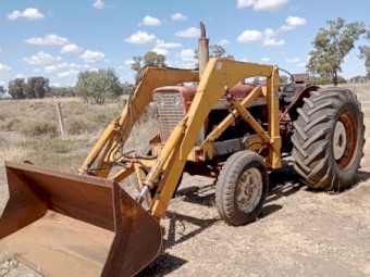 International 564 Tractor Loader