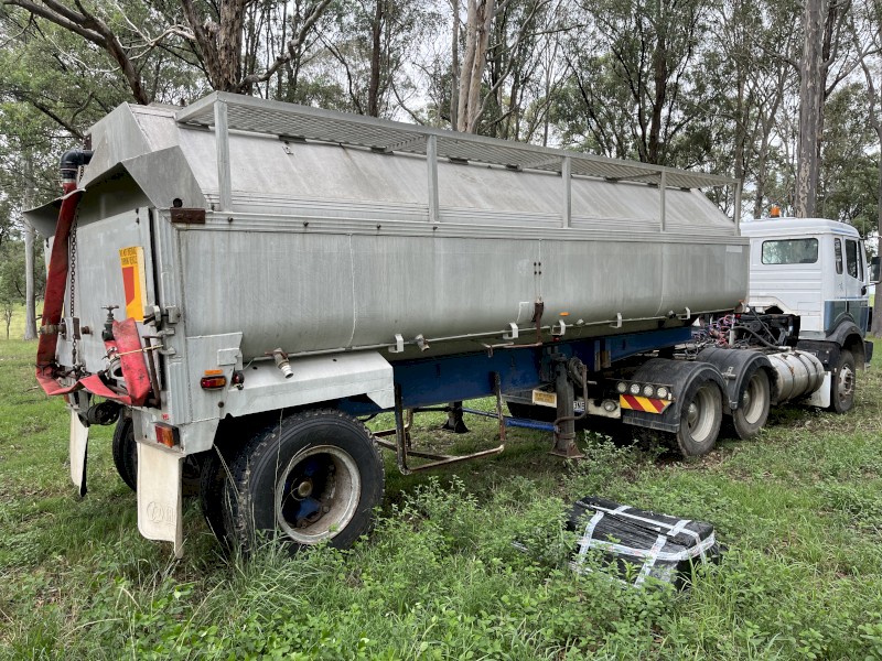 Enclosed semi tipping trailer