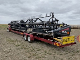 MacDon D65 Windrower front