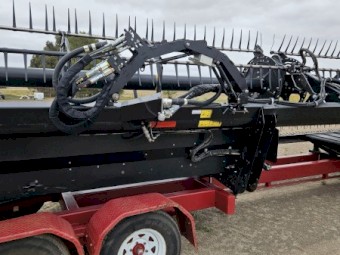 MacDon D65 Windrower front