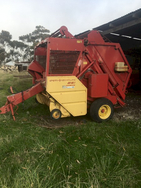 New Holland 851 Round Baler