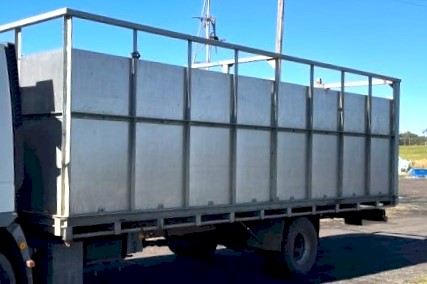 STOCK CRATE CATTLE CRATE 21.6 FOOT LONG 8 FOOT WIDE STUD CRATE STOCK CARRIER STAINLESS STEEL 